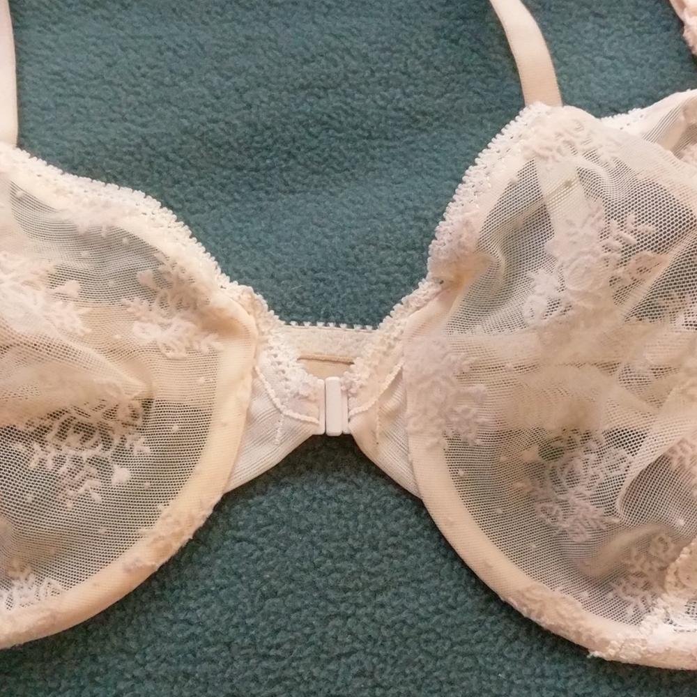 Victoria's Secret Lace Bra size 34C